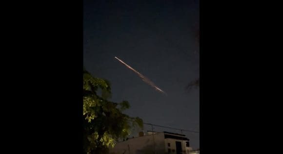 Captan objeto misterioso surca el cielo en Jalisco y Colima