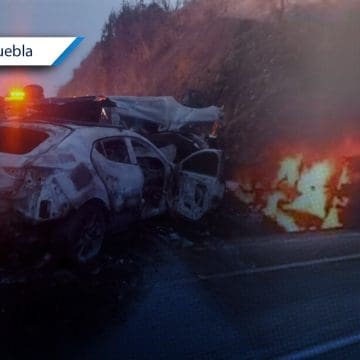 Mueren calcinadas dos personas tras choque en la autopista Siglo XXI