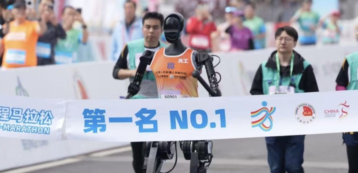 Robots humanoides completan media maratón junto a humanos en China