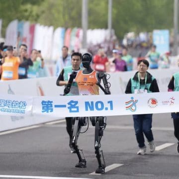 Robots humanoides completan media maratón junto a humanos en China