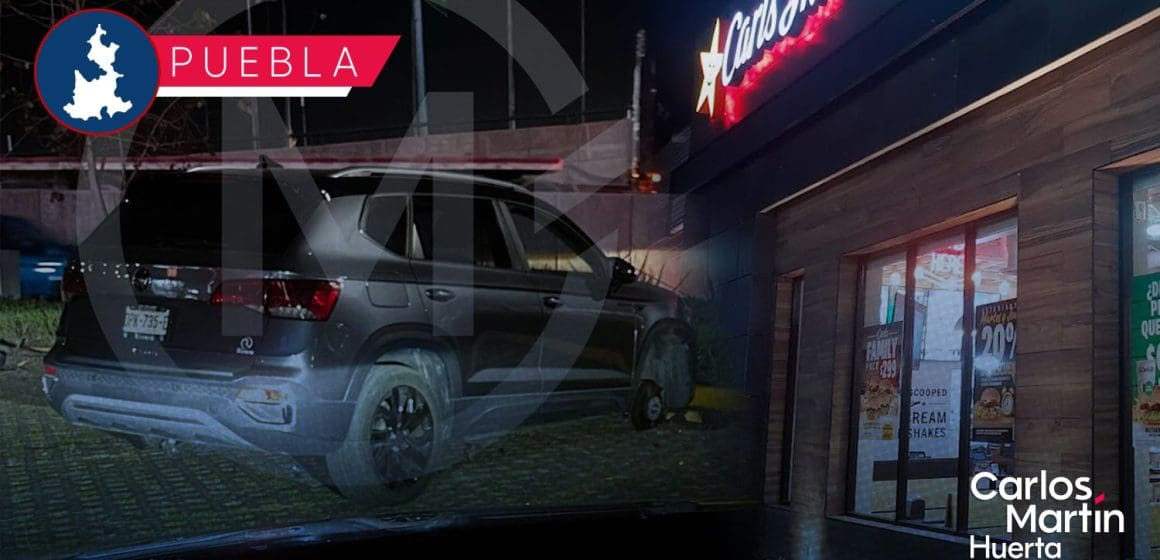 Desvalijan camioneta en estacionamiento de Carl’s Jr. Vía Atlixcáyotl; robo de llantas en minutos