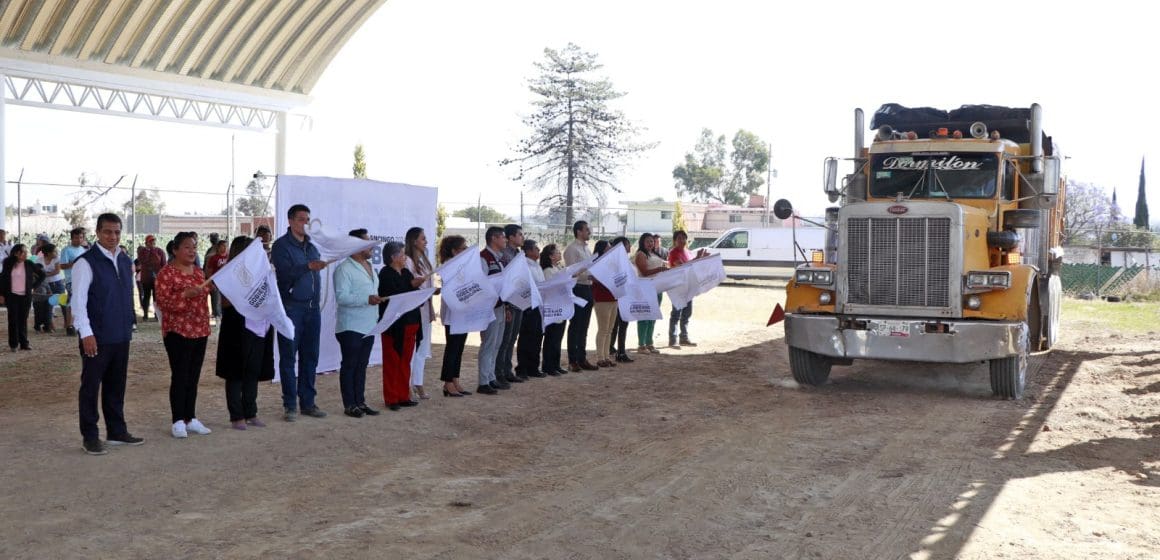 Entrega Omar Muñoz arco techo en el preescolar Aquiles Serdán