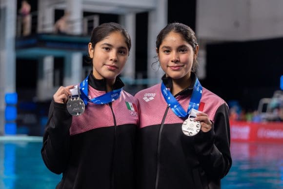 Gemelas Mía y Lía Cueva conquistan medalla de plata en la Copa del Mundo de Clavados