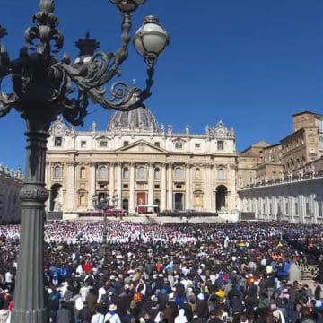 Miles lloran al Papa Francisco: Un adiós histórico en la Plaza San Pedro