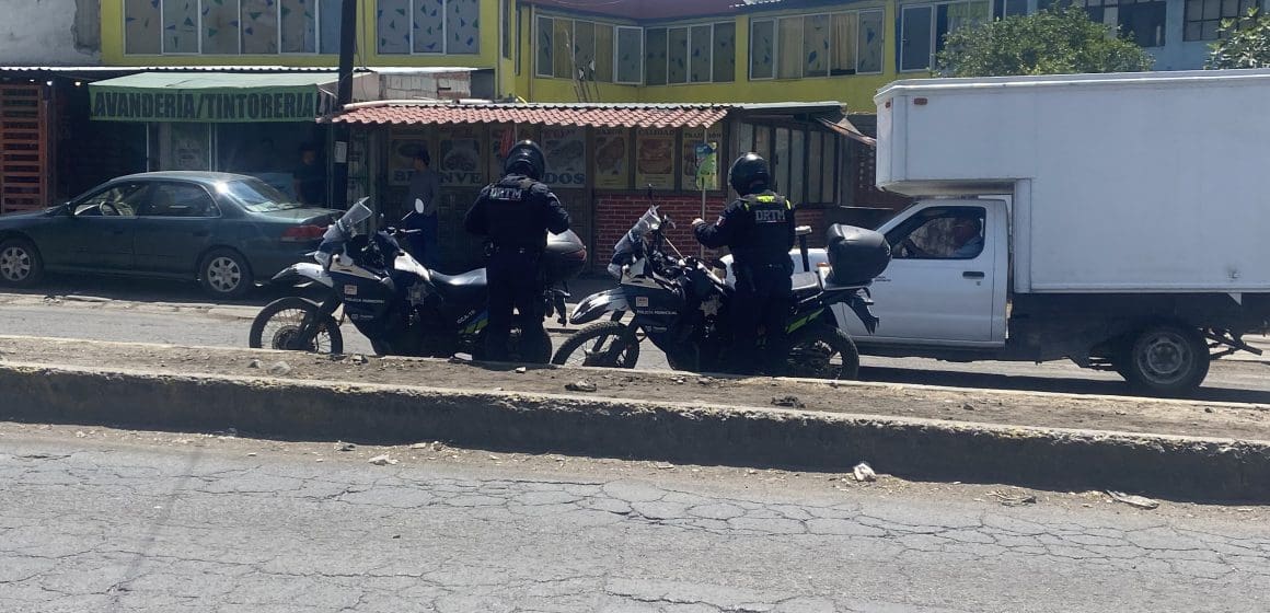 Policía de la SSC lesionado tras caer en alcantarilla abierta en Puebla