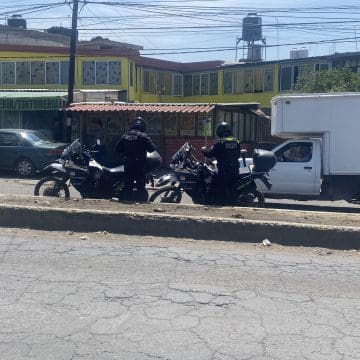 Policía de la SSC lesionado tras caer en alcantarilla abierta en Puebla
