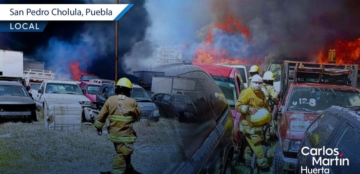 Incendio en corralón de San Pedro Cholula consume 233 vehículos