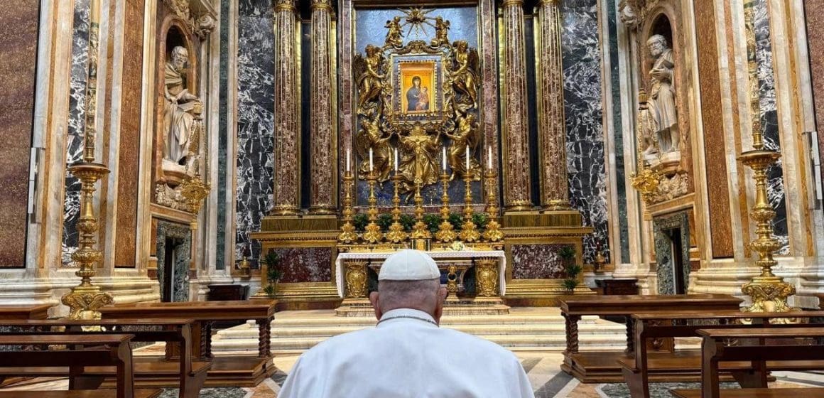 Papa Francisco reza en Santa María la Mayor previo a Semana Santa