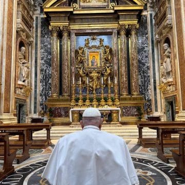 Papa Francisco reza en Santa María la Mayor previo a Semana Santa