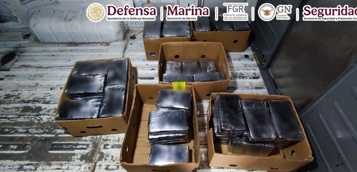 Aseguran 238 paquetes de metanfetamina y 122 de cocaína en Baja California