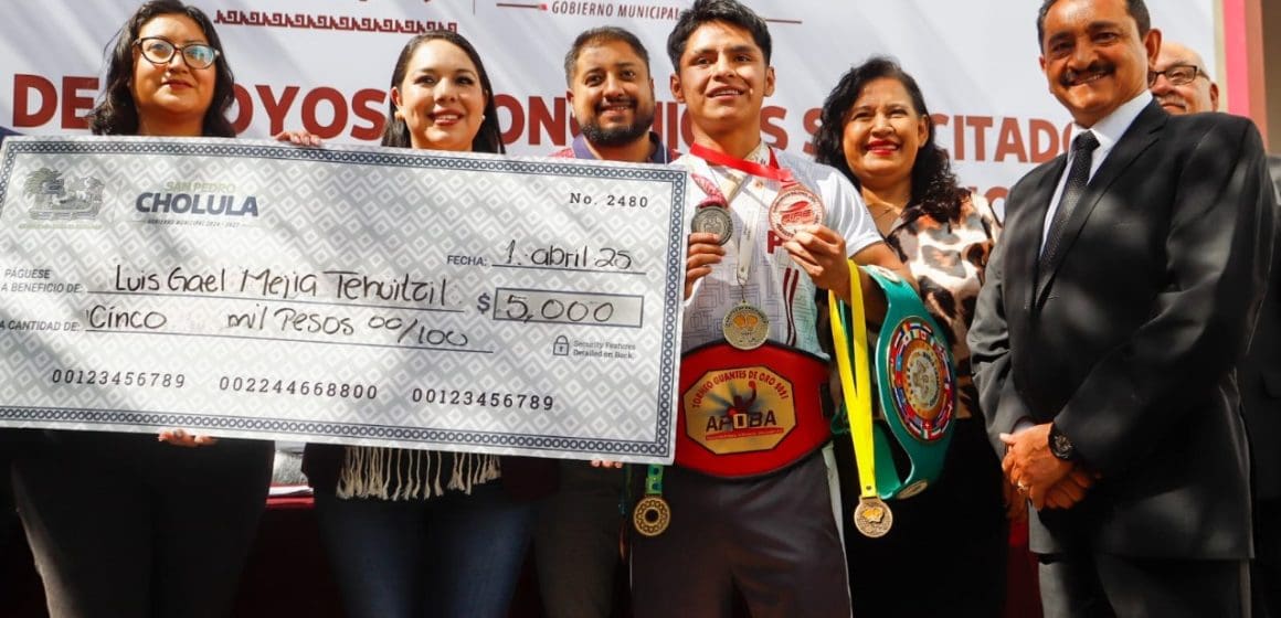 Entrega de apoyos económicos en el marco del programa “Escuchando a Cholula”
