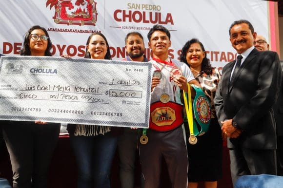 Entrega de apoyos económicos en el marco del programa “Escuchando a Cholula”