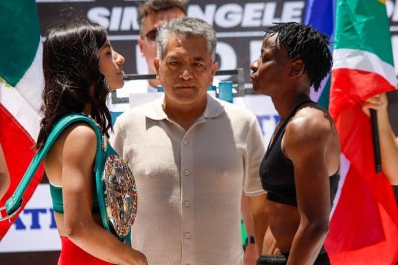 Gaby “La Bonita” Sánchez y Simangele Hadebe cumplieron con la báscula previo a su combate