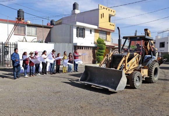 Alcalde Omar Muñoz inicia pavimentación en Reserva Quetzalcóatl