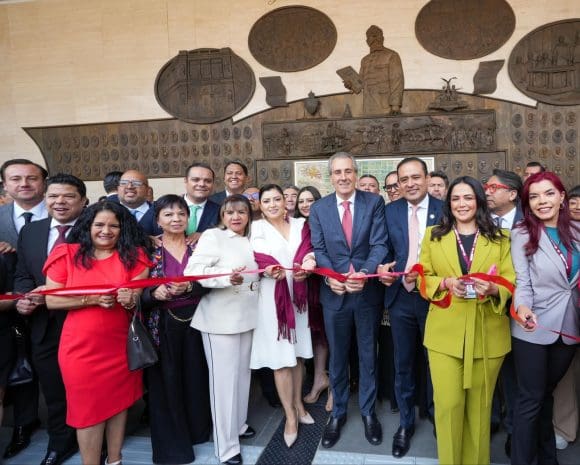 Pepe Chedraui inaugura exposición de la Ciudad de Puebla en San Lázaro por su 494 aniversario