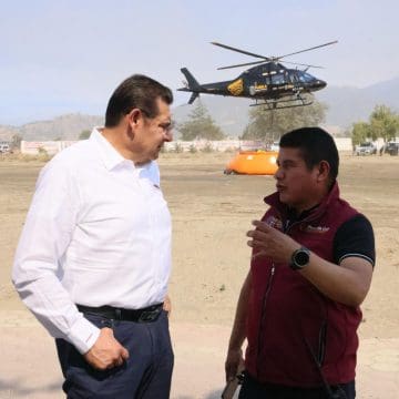 Por aire y por tierra gobernador Alejandro Armenta supervisa combate de incendios forestales