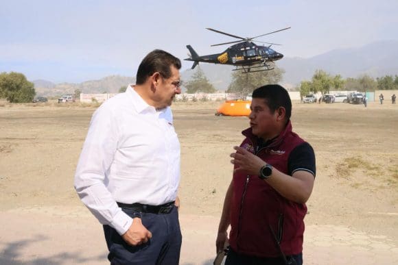 Por aire y por tierra gobernador Alejandro Armenta supervisa combate de incendios forestales
