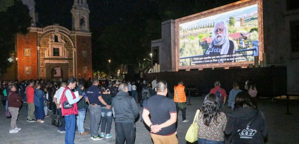 Poblanos y turistas disfrutan proyección “La Última Cena: El Cuadro Viviente” en el Paseo Bravo