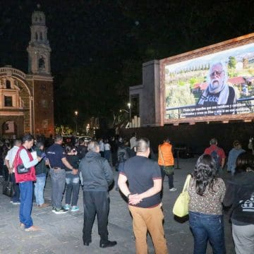 Poblanos y turistas disfrutan proyección “La Última Cena: El Cuadro Viviente” en el Paseo Bravo