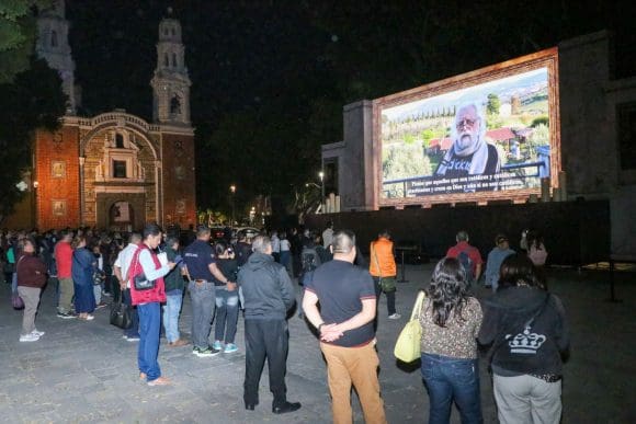 Poblanos y turistas disfrutan proyección “La Última Cena: El Cuadro Viviente” en el Paseo Bravo