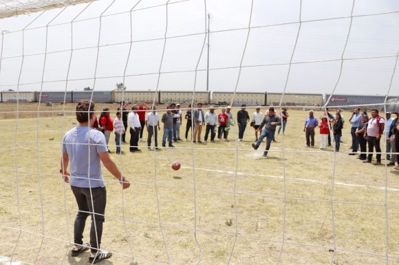 Presidente municipal de Cuautlancingo, Omar Muñoz entregó porterías en San Lorenzo Almecatla