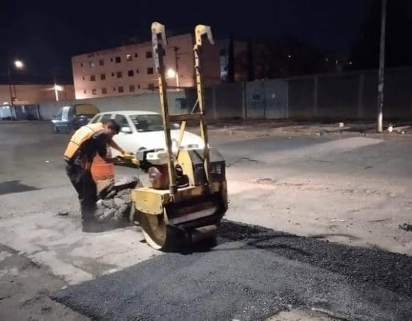 Supervisa Pepe Chedraui campaña nocturna de bacheo en la capital