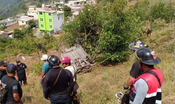 cac9409f-6d33-4f4e-a0f7-251f37f7af4e Tragedia en Naupan: auto cae a un barranco y deja dos muertos