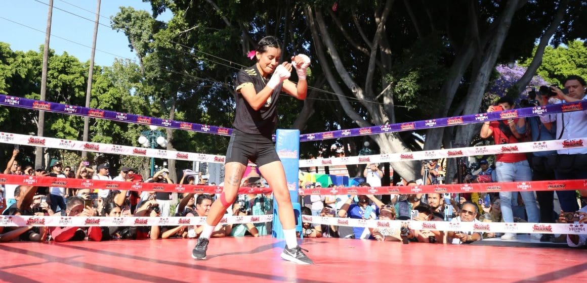 Gaby “La Bonita” Sánchez entrena en el zócalo de Puebla con causa social
