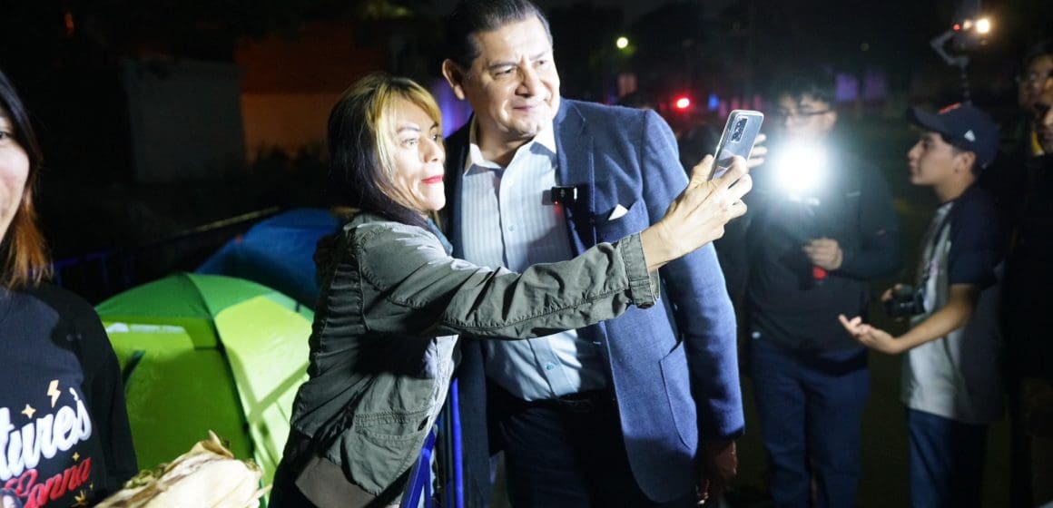 El gobernador Alejandro Armenta sorprende a fans de Maroon 5 con tamales previo al concierto en Feria de Puebla