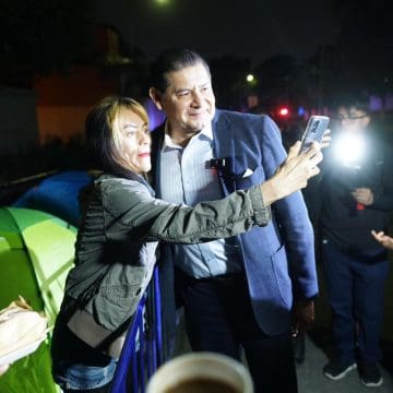 El gobernador Alejandro Armenta sorprende a fans de Maroon 5 con tamales previo al concierto en Feria de Puebla
