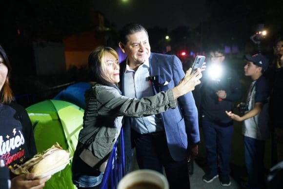 gobernador El gobernador Alejandro Armenta sorprende a fans de Maroon 5 con tamales previo al concierto en Feria de Puebla