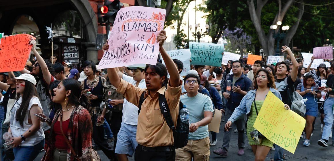 Alumnos de la BUAP marchan para evitar que sus demandas sean olvidadas