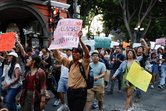 Alumnos de la BUAP marchan para evitar que sus demandas sean olvidadas