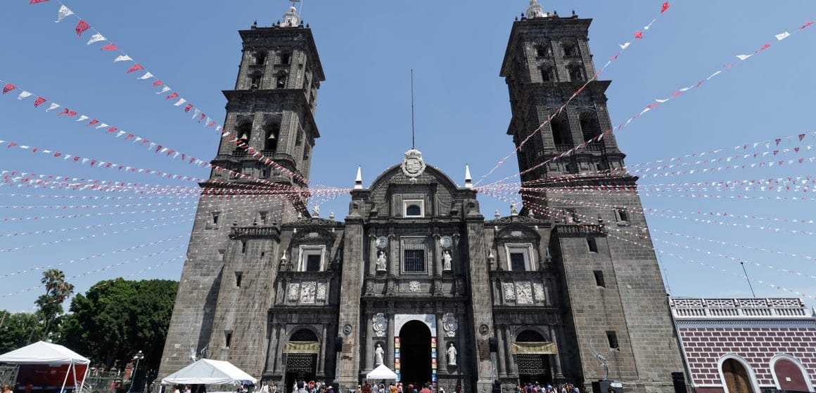 Fieles reviven la Pasión de Cristo en Viacrucis presidido por obispo auxiliar en Catedral