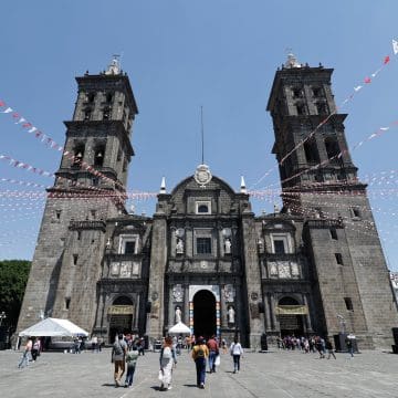 Fieles reviven la Pasión de Cristo en Viacrucis presidido por obispo auxiliar en Catedral