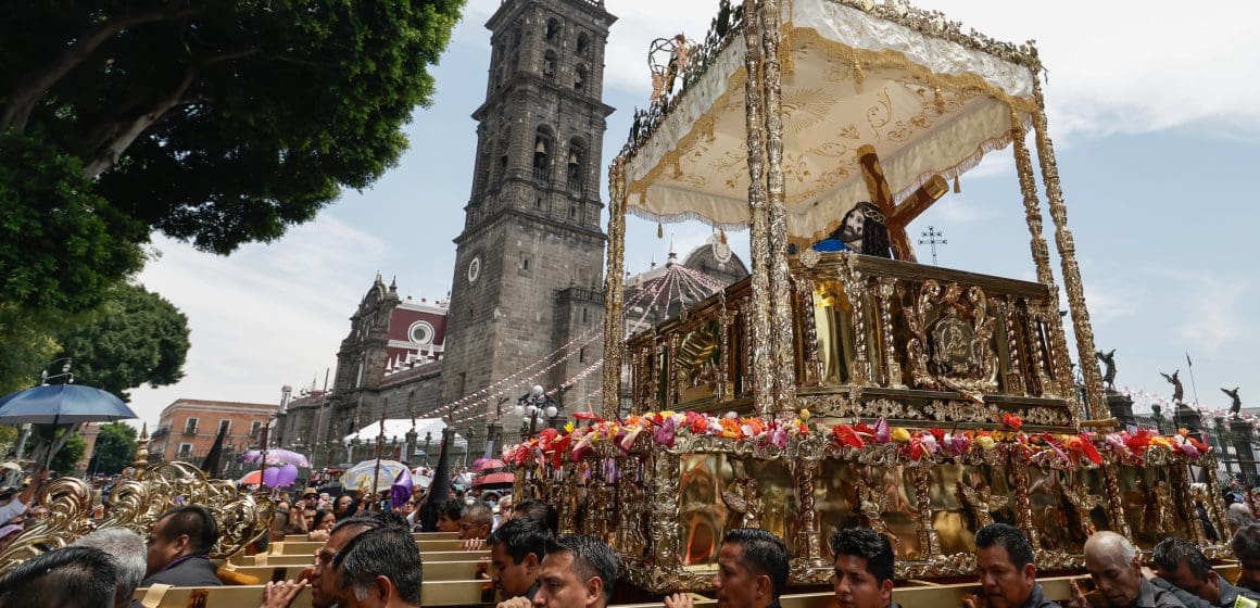 Más de 180 mil fieles participan en la procesión de Viernes Santo en Puebla
