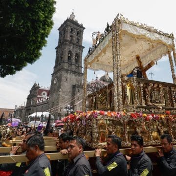 Más de 180 mil fieles participan en la procesión de Viernes Santo en Puebla