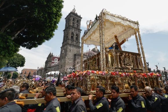 Más de 180 mil fieles participan en la procesión de Viernes Santo en Puebla