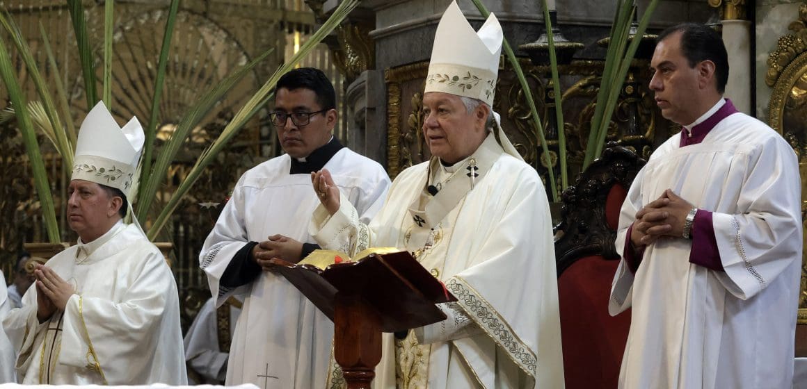 Arzobispo de Puebla preside la misa crismal en catedral