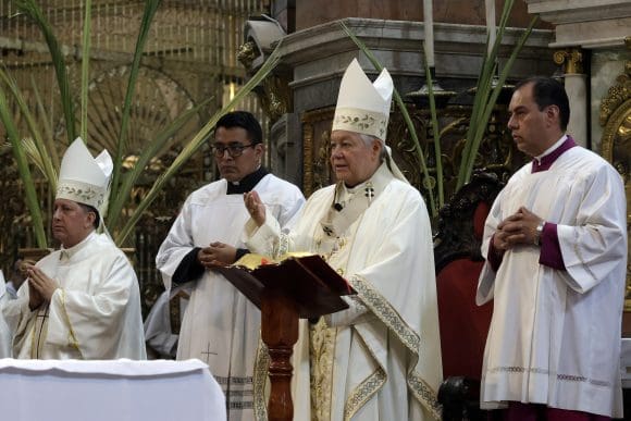 Arzobispo de Puebla preside la misa crismal en catedral