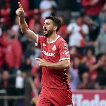 Paulinho, ejemplo de Fair Play en la Liga MX: revoca expulsión de rival en Toluca vs. Santos