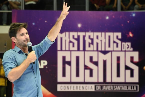Misterios del cosmos: Física del universo explicada por Javier Santaolalla en la BUAP