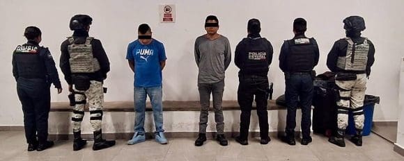 Detienen a dos delincuentes por robo de 70 celulares en el Centro Histórico de Puebla