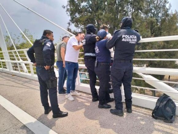 Policía auxiliar de Puebla evita tragedia en el Parque del Arte