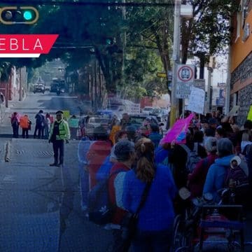Abuelitos bloquean la 11 Norte para exigir la destitución de directora de la ‘Casa del Abue’