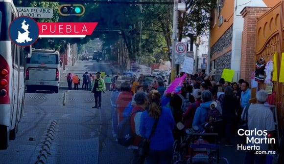 Abuelitos bloquean la 11 Norte para exigir la destitución de directora de la ‘Casa del Abue’