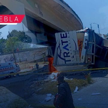Accidente en el Periférico Ecológico: Tráiler cae desde puente y provoca cierre total