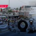 Bloqueo en la carretera federal a Atlixco va para 24 horas; se niegan a dialogar