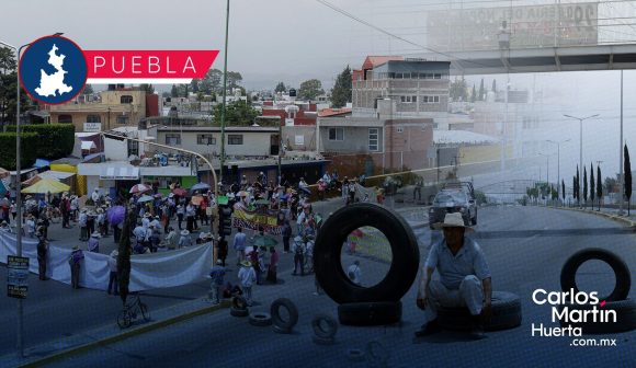 Bloqueo en la carretera federal a Atlixco va para 24 horas; se niegan a dialogar