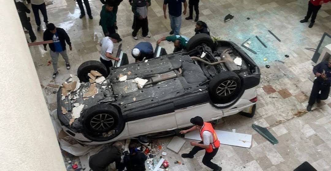 Camioneta cae desde el segundo piso de Plaza Lilas en CDMX; hay una mujer lesionada